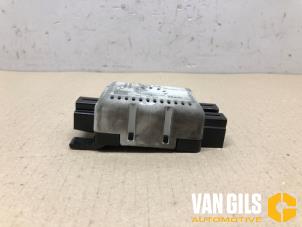 Gebruikte Radio module Volkswagen Golf VII Variant (AUVV) 2.0 TDI 150 16V Prijs op aanvraag aangeboden door Van Gils Automotive