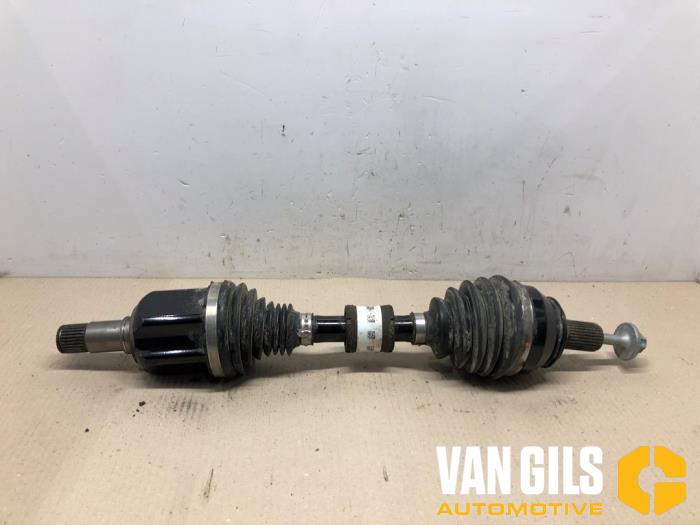 Gebruikte Aandrijfas links-voor Mercedes B (W247) 2.0 B-200d Prijs € 550,00 Margeregeling aangeboden door Van Gils Automotive