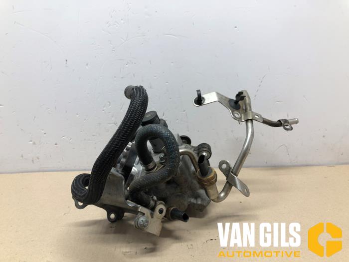 Hogedrukpomp van een Mercedes-Benz Vito Tourer (447.7) 2.0 116 CDI 16V 2020