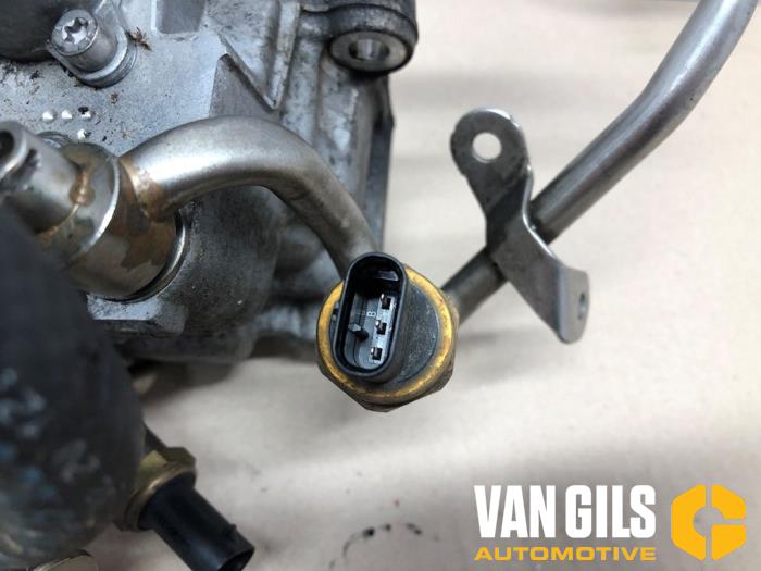 Hogedrukpomp van een Mercedes-Benz Vito Tourer (447.7) 2.0 116 CDI 16V 2020