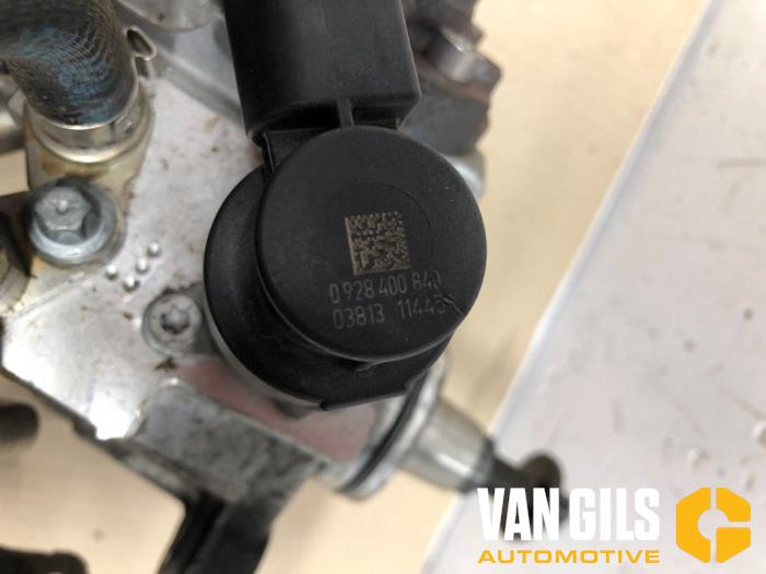 Hogedrukpomp van een Mercedes-Benz Vito Tourer (447.7) 2.0 116 CDI 16V 2020