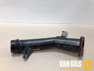 Gebruikte Aanzuigslang Lucht Mercedes CLA (117.3) 1.6 CLA-180 16V Prijs € 59,99 Margeregeling aangeboden door Van Gils Automotive