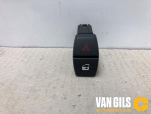 Gebruikte Alarmlicht Schakelaar BMW 5 serie (F10) 530i 24V TwinPower Turbo Prijs € 30,00 Margeregeling aangeboden door Van Gils Automotive