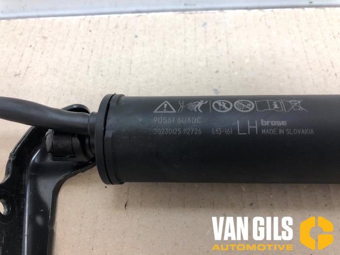 Kofferdekseldemper links-achter van een Nissan Qashqai (J12) 1.5 VC-T e-Power 16V 2023