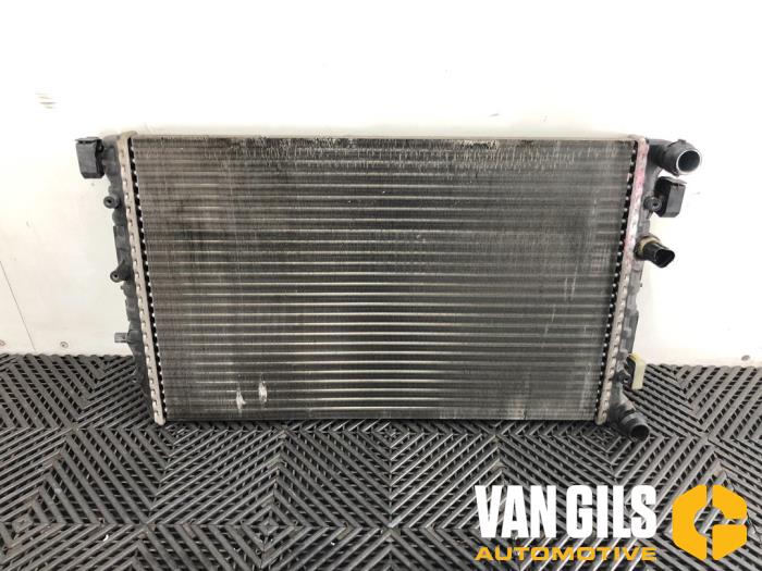 Gebruikte Radiateur Volkswagen Polo IV (9N1/2/3) 1.2 12V Prijs € 75,00 Margeregeling aangeboden door Van Gils Automotive