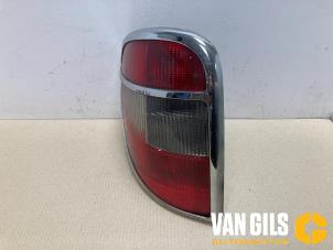 Gebruikte Achterlicht links Chrysler Voyager/Grand Voyager (RG/RS) 2.4i 16V Prijs € 60,00 Margeregeling aangeboden door Van Gils Automotive