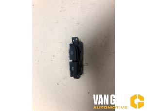 Gebruikte Handrem schakelaar MG ZS EV Standard Range 50 kWh Prijs € 35,00 Margeregeling aangeboden door Van Gils Automotive