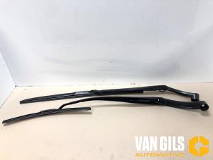 Gebruikte Ruitenwisserarm set Hyundai Kona (OS) 39 kWh Prijs op aanvraag aangeboden door Van Gils Automotive
