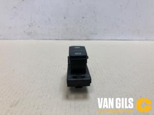 Gebruikte Schakelaar handrem Nissan Qashqai (J12) 1.5 VC-T e-Power 16V Prijs € 30,00 Margeregeling aangeboden door Van Gils Automotive