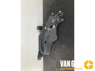 Gebruikte Ureumreservoir Seat Ateca (5FPX) 2.0 TDI SCR Prijs € 175,00 Margeregeling aangeboden door Van Gils Automotive