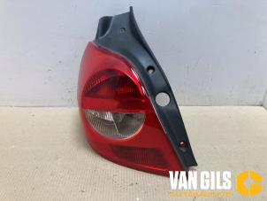 Gebruikte Achterlicht links Renault Clio III (BR/CR) 1.2 16V TCe 100 Prijs € 30,00 Margeregeling aangeboden door Van Gils Automotive