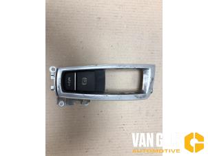 Gebruikte Handrem schakelaar BMW 5 serie Touring (F11) 535i 24V TwinPower Turbo Prijs € 30,00 Margeregeling aangeboden door Van Gils Automotive