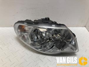 Gebruikte Koplamp rechts Chrysler Voyager/Grand Voyager (RG/RS) 2.4i 16V Prijs € 90,00 Margeregeling aangeboden door Van Gils Automotive
