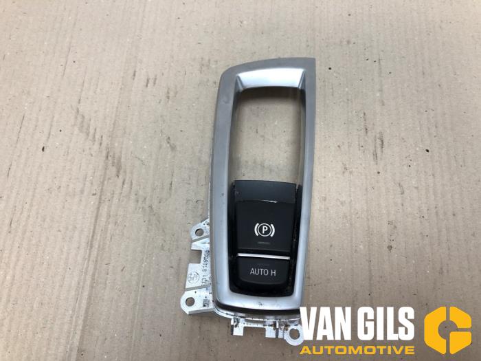 Gebruikte Schakelaar handrem BMW 5 serie Touring (F11) 520d 16V Prijs € 30,00 Margeregeling aangeboden door Van Gils Automotive