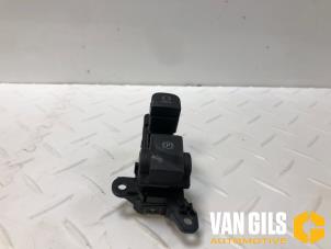 Gebruikte Handrem schakelaar Toyota Yaris IV (P21/PA1/PH1) 1.5 12V Hybrid 115 Prijs € 29,99 Margeregeling aangeboden door Van Gils Automotive