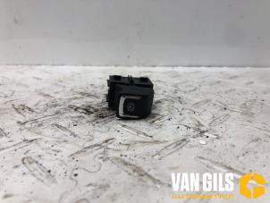 Gebruikte Handrem schakelaar Opel Astra J Sports Tourer (PD8/PE8/PF8) 1.4 Turbo 16V Prijs € 30,00 Margeregeling aangeboden door Van Gils Automotive