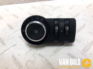 Gebruikte Licht Schakelaar Opel Astra J Sports Tourer (PD8/PE8/PF8) 1.4 16V ecoFLEX Prijs € 30,00 Margeregeling aangeboden door Van Gils Automotive