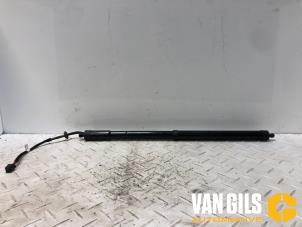 Gebruikte Sluithulpmotor achterklep Landrover Range Rover Evoque (LVJ/LVS) 2.0 Si4 240 16V 5-drs. Prijs € 79,99 Margeregeling aangeboden door Van Gils Automotive