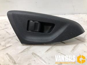 Gebruikte Raam schakelaar elektrisch Peugeot 108 1.0 12V VVT-i Prijs € 30,00 Margeregeling aangeboden door Van Gils Automotive