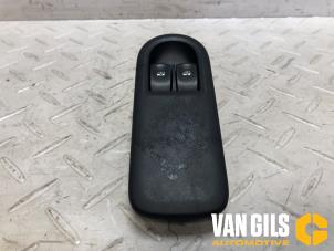 Gebruikte Ruit schakelaar elektrisch Renault Clio III (BR/CR) 1.2 16V TCe 100 Prijs € 30,00 Margeregeling aangeboden door Van Gils Automotive