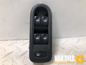 Gebruikte Ruit schakelaar elektrisch Renault Clio III Estate/Grandtour (KR) 1.2 16V TCE 100 Prijs € 30,00 Margeregeling aangeboden door Van Gils Automotive