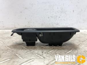 Gebruikte Raam schakelaar elektrisch Renault Twingo II (CN) 1.2 16V Prijs € 30,00 Margeregeling aangeboden door Van Gils Automotive