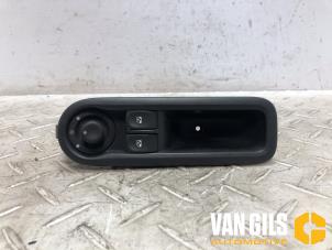 Gebruikte Raam schakelaar elektrisch Renault Twingo II (CN) 1.2 16V Prijs € 30,00 Margeregeling aangeboden door Van Gils Automotive