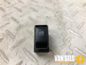 Gebruikte Raam schakelaar elektrisch Chevrolet Spark (M300) 1.0 16V Prijs € 30,00 Margeregeling aangeboden door Van Gils Automotive