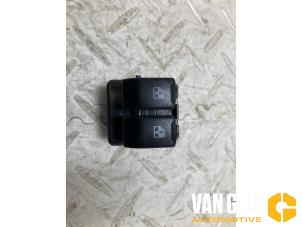 Gebruikte Elektrisch Raam Schakelaar Chevrolet Spark (M300) 1.0 16V Prijs € 30,00 Margeregeling aangeboden door Van Gils Automotive