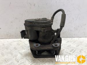 Gebruikte Remklauw (Tang) rechts-achter BMW 5 serie Touring (F11) 520d 16V Prijs € 60,00 Margeregeling aangeboden door Van Gils Automotive