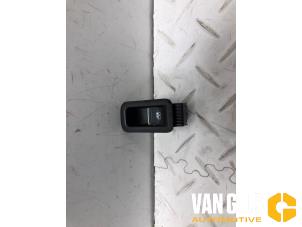 Gebruikte Schakelaar Elektrisch Raam Volkswagen Touran (5T1) Prijs op aanvraag aangeboden door Van Gils Automotive