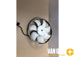 Gebruikte Motorkoeling ventilator Peugeot 108 1.0 12V Prijs op aanvraag aangeboden door Van Gils Automotive