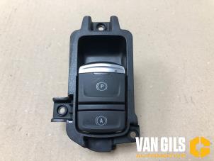 Gebruikte Handrem schakelaar Renault Arkana (RJLL) 1.6 E-Tech 145 16V Prijs € 29,99 Margeregeling aangeboden door Van Gils Automotive