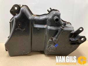 Gebruikte Adblue tank Volkswagen Touran (5T1) 2.0 TDI 150 Prijs op aanvraag aangeboden door Van Gils Automotive