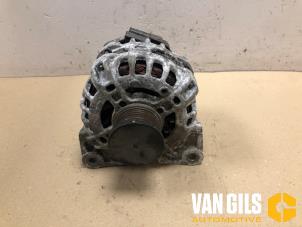 Gebruikte Dynamo Renault Clio IV (5R) 0.9 Energy TCE 90 12V Prijs € 60,00 Margeregeling aangeboden door Van Gils Automotive