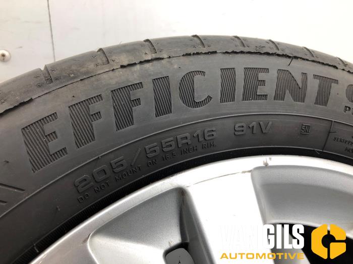 Sportvelgen Set van een Peugeot 308 SW (L4/L9/LC/LJ/LR) 1.6 BlueHDi 120 2015