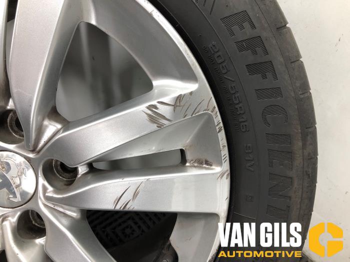 Sportvelgen Set van een Peugeot 308 SW (L4/L9/LC/LJ/LR) 1.6 BlueHDi 120 2015