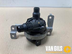 Gebruikte Extra waterpomp Mercedes CLA Shooting Brake (118.6) 1.5 CLA-180d Prijs € 49,99 Margeregeling aangeboden door Van Gils Automotive