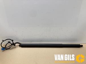 Gebruikte Sluithulpmotor achterklep Mercedes CLA Shooting Brake (118.6) 1.5 CLA-180d Prijs op aanvraag aangeboden door Van Gils Automotive