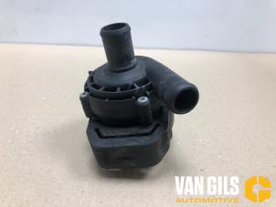 Gebruikte Waterpomp Mercedes C Estate (S205) C-350 e 2.0 16V Prijs € 75,00 Margeregeling aangeboden door Van Gils Automotive