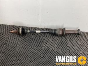 Gebruikte Aandrijfas rechts-voor Volkswagen Transporter T5 1.9 TDi Prijs € 199,95 Margeregeling aangeboden door Van Gils Automotive