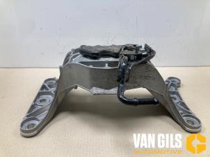 Gebruikte Versnellingsbak Steun Mazda CX-60 (KH) 2.5 e-SkyActiv PHEV Prijs op aanvraag aangeboden door Van Gils Automotive