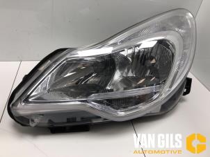 Gebruikte Koplamp links Opel Corsa D 1.4 16V Twinport Prijs € 185,00 Margeregeling aangeboden door Van Gils Automotive