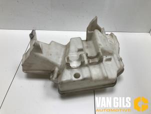 Gebruikte Ruitensproeiertank voor Landrover Range Rover Evoque (LVJ/LVS) 2.2 eD4 16V 5-drs. Prijs op aanvraag aangeboden door Van Gils Automotive