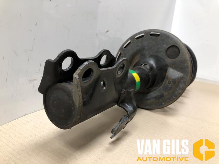 Voorpoot links van een Toyota Auris (E15) 1.8 16V HSD Full Hybrid 2012