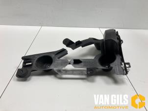 Gebruikte Bumpersteun links-achter Peugeot 2008 (CU) 1.2 12V e-THP PureTech 110 Prijs op aanvraag aangeboden door Van Gils Automotive