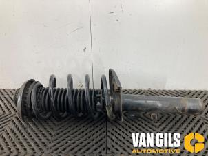 Gebruikte Schokdemperpoot links-voor Peugeot 2008 (CU) 1.2 12V e-THP PureTech 110 Prijs op aanvraag aangeboden door Van Gils Automotive