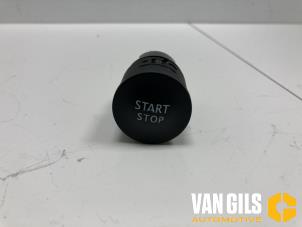 Gebruikte Achterlicht rechts Renault Captur (2R) 0.9 Energy TCE 12V Prijs € 29,99 Margeregeling aangeboden door Van Gils Automotive