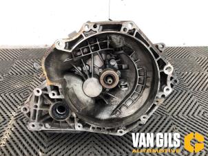 Gebruikte Versnellingsbak Opel Corsa D 1.4 16V Twinport Prijs € 150,00 Margeregeling aangeboden door Van Gils Automotive