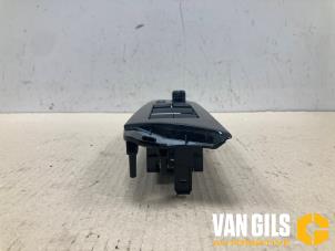 Gebruikte Raam schakelaar elektrisch Toyota Prius (ZVW5) 1.8 16V Hybrid Prijs € 45,00 Margeregeling aangeboden door Van Gils Automotive